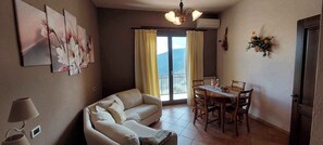 TV - Holiday flat with magical terrace (Lucinasco)