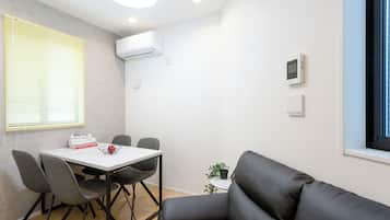 Comfort House, 1 Bedroom | In-room dining
