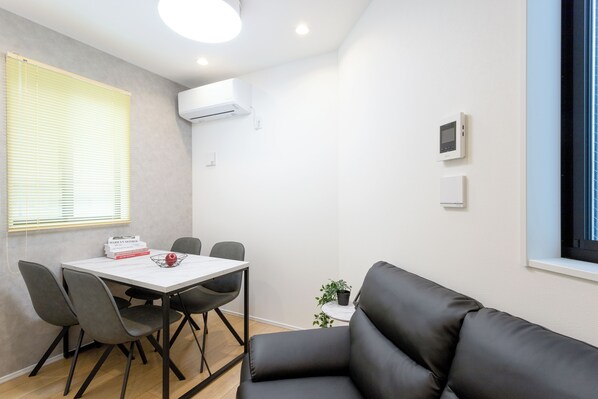 Comfort House, 1 Bedroom | In-room dining
