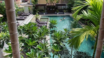 Piscine extérieure, chaises longues