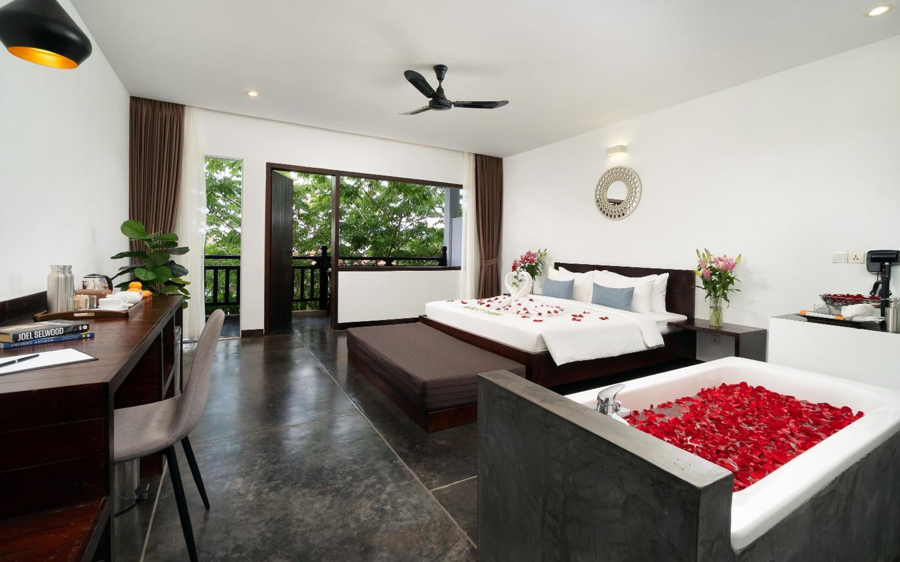 Suite junior, balcón, vistas a la ciudad | Servicio de la habitación
