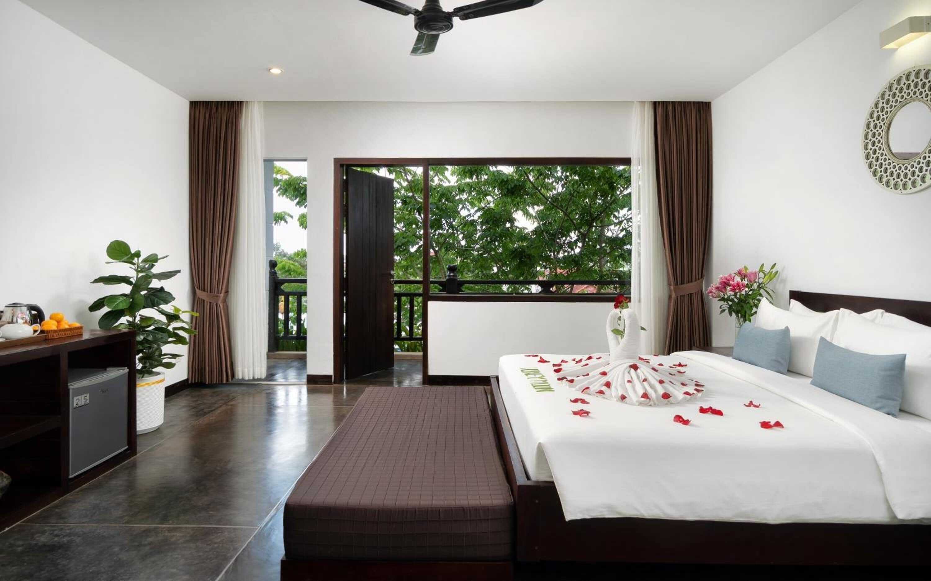 Junior Suite, Balcony, City View | Pool | Outdoor pool, open 9:00 AM to 9:00 PM, sun loungers