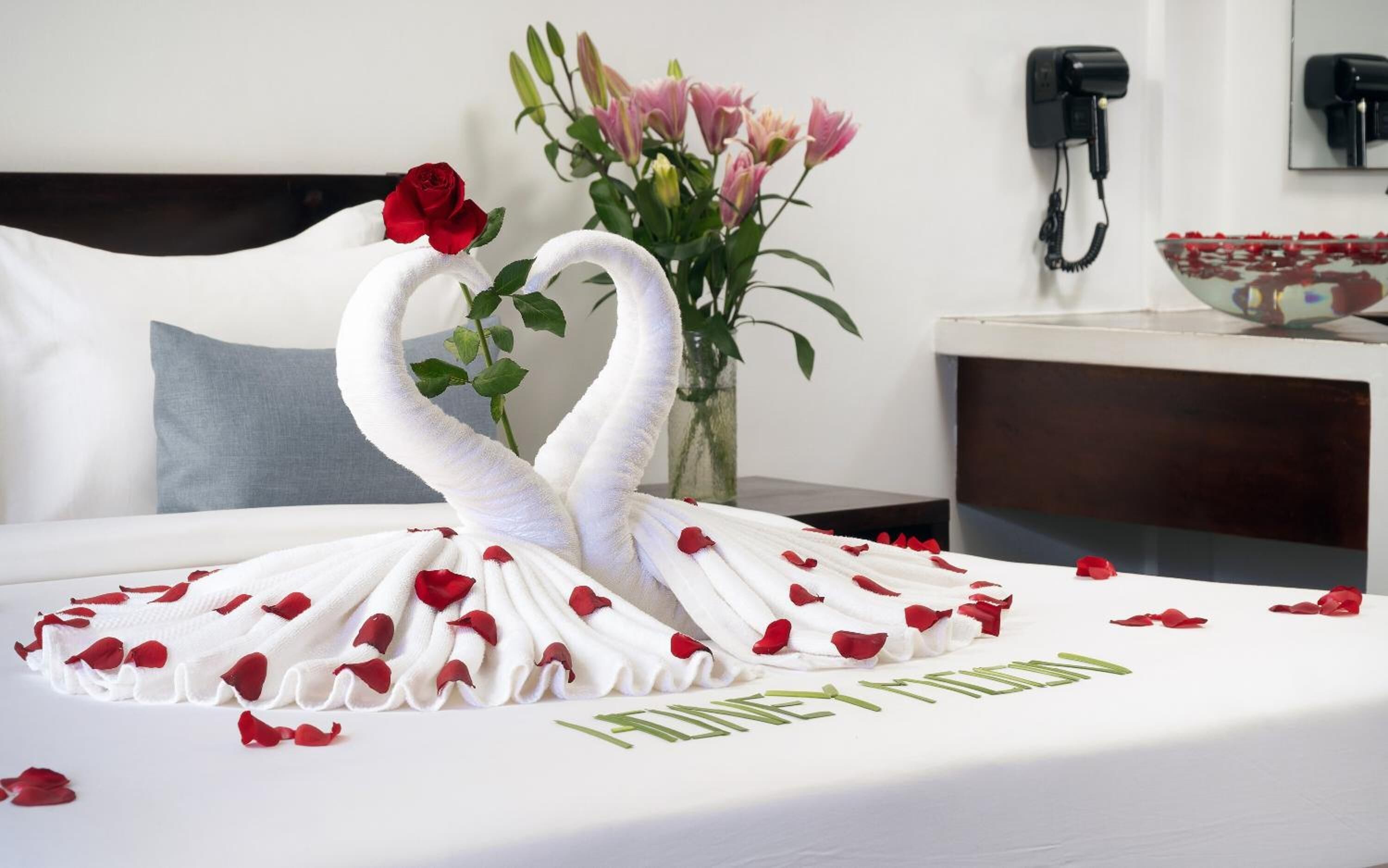 Suite Junior, balkon, pemandangan kota | Kolam renang | Kolam renang outdoor, dengan kursi berjemur