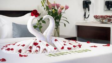 Suite Junior, balkon, pemandangan kota | Kolam renang | Kolam renang outdoor, dengan kursi berjemur