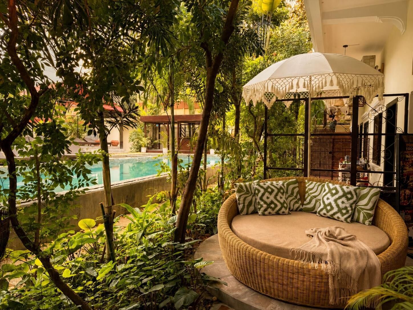Una piscina al aire libre (de 09:00 a 21:00), tumbonas