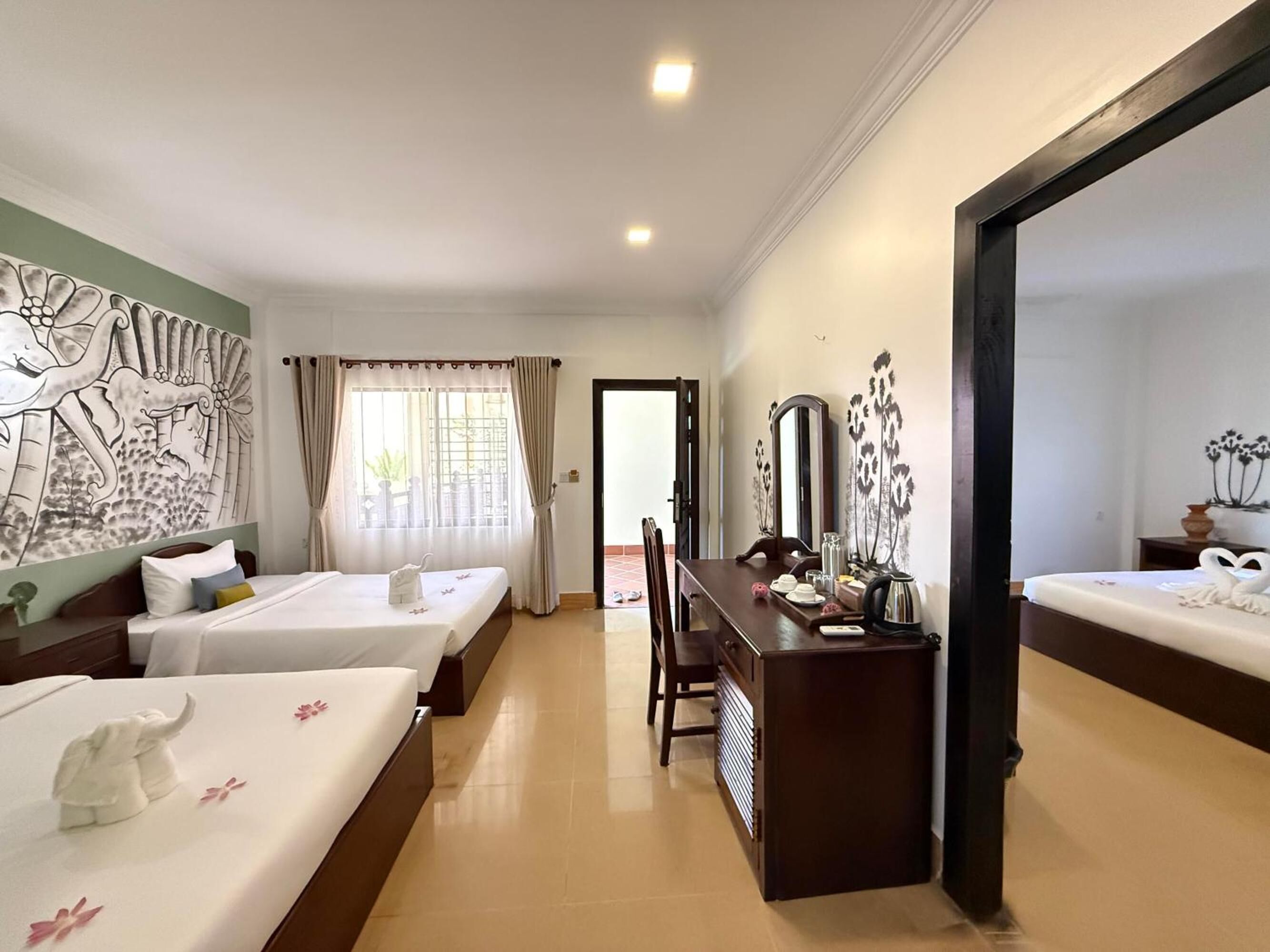 Kamar Quadruple Keluarga, 2 kamar tidur, balkon | Minibar, brankas, dan didekorasi berbeda-beda