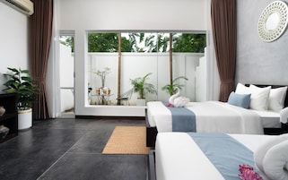 Una piscina al aire libre, sillones reclinables de piscina