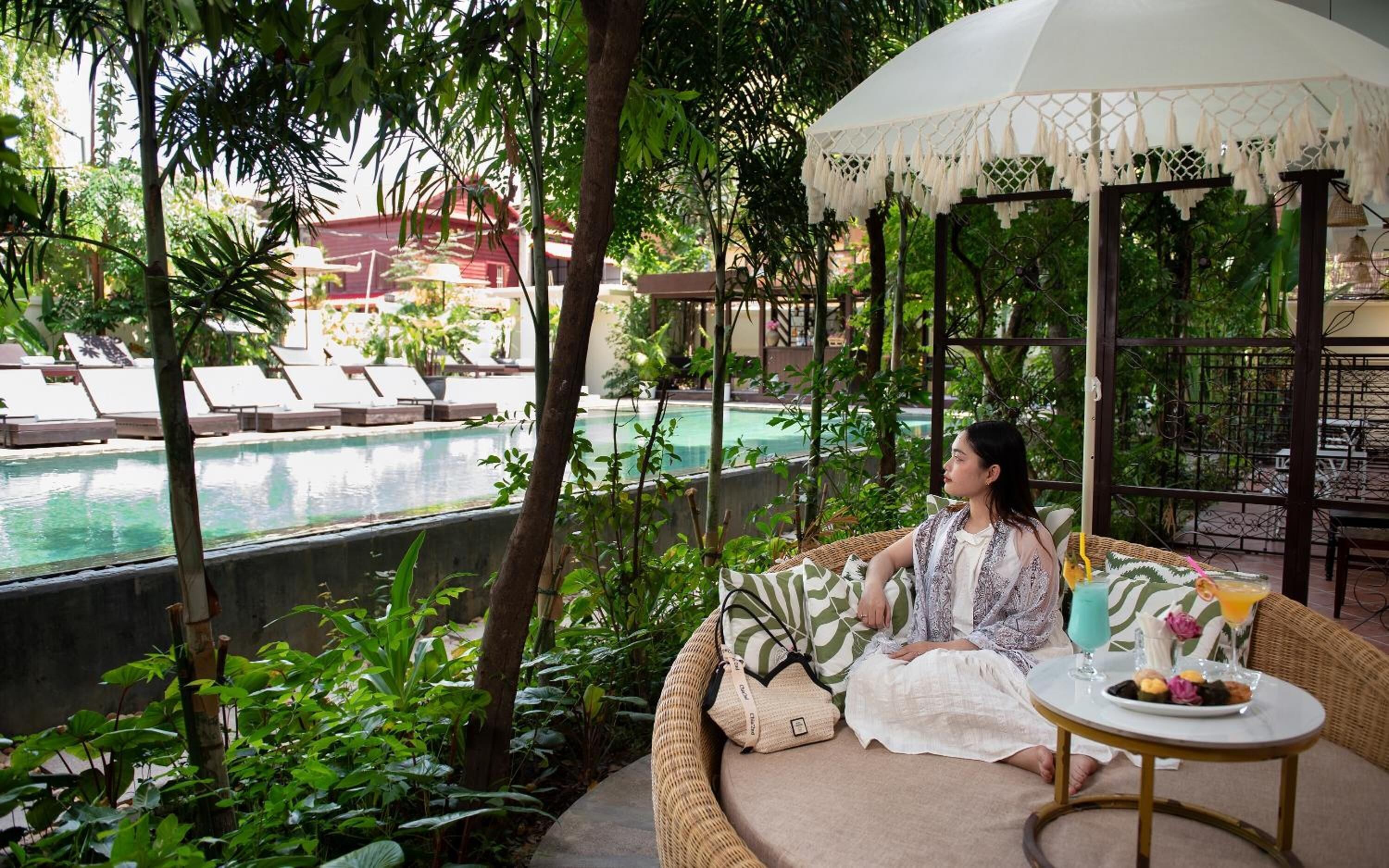 Una piscina al aire libre, sillones reclinables de piscina