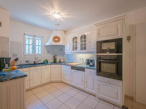 Fridge, microwave, oven, dishwasher - VILLA SAINTE MAXIME - GARDEN - CLOSE TO THE CITY CENTER AND SHOPS (STE MAXIME)