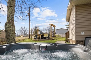 Outdoor dining - 4BR Family Retreat Near New River Gorge, Oak Hill (Oak Hill)