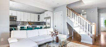 Spacious 3BR Home / Free Parking / Balcony / Perfect for Families & Groups
