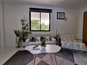 Deluxe Room, Balcony, Sea View | Living area