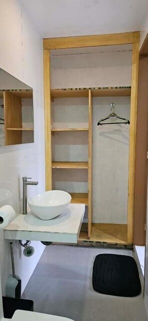 Classic Twin Room, Balcony, Garden View | Bathroom - Vhora Resort (Magdiwang, Silum)