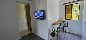 Eenvoudige tweepersoonskamer, uitzicht op tuin | Interieur