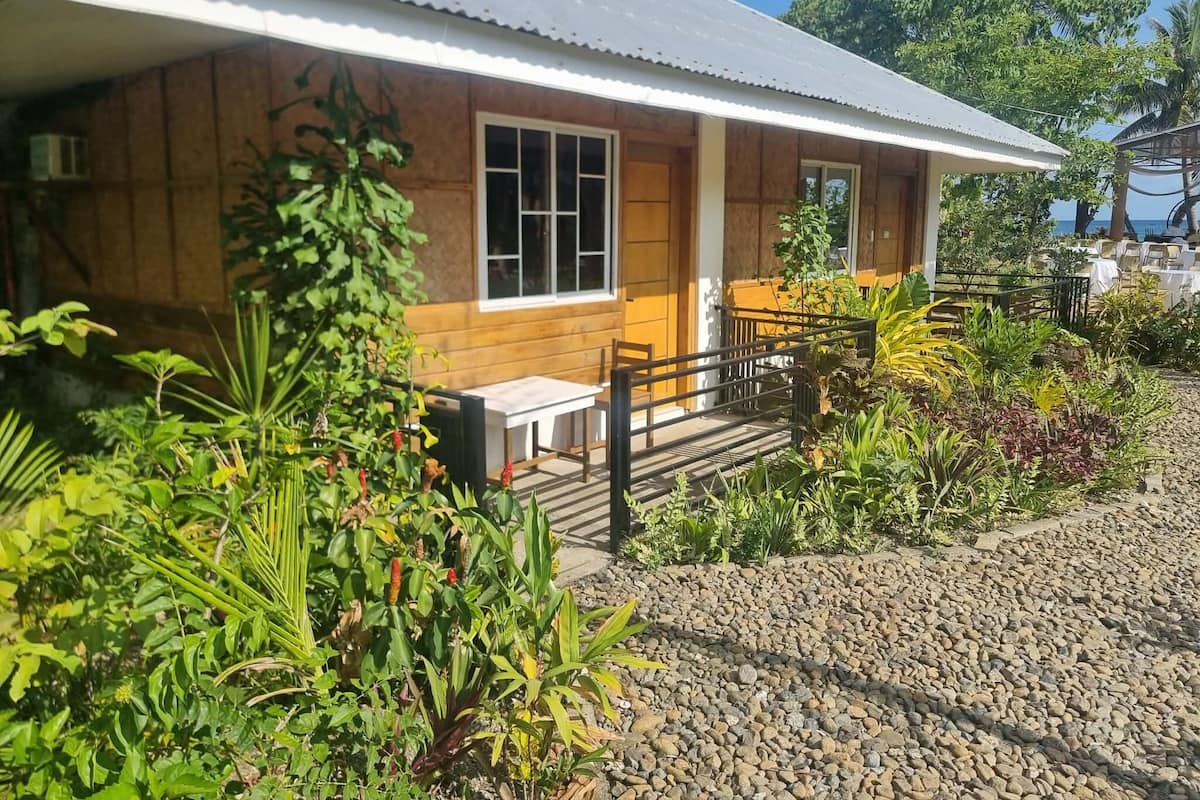 Phòng 2 giường đơn phong cách cổ điển, ban công, quang cảnh vườn