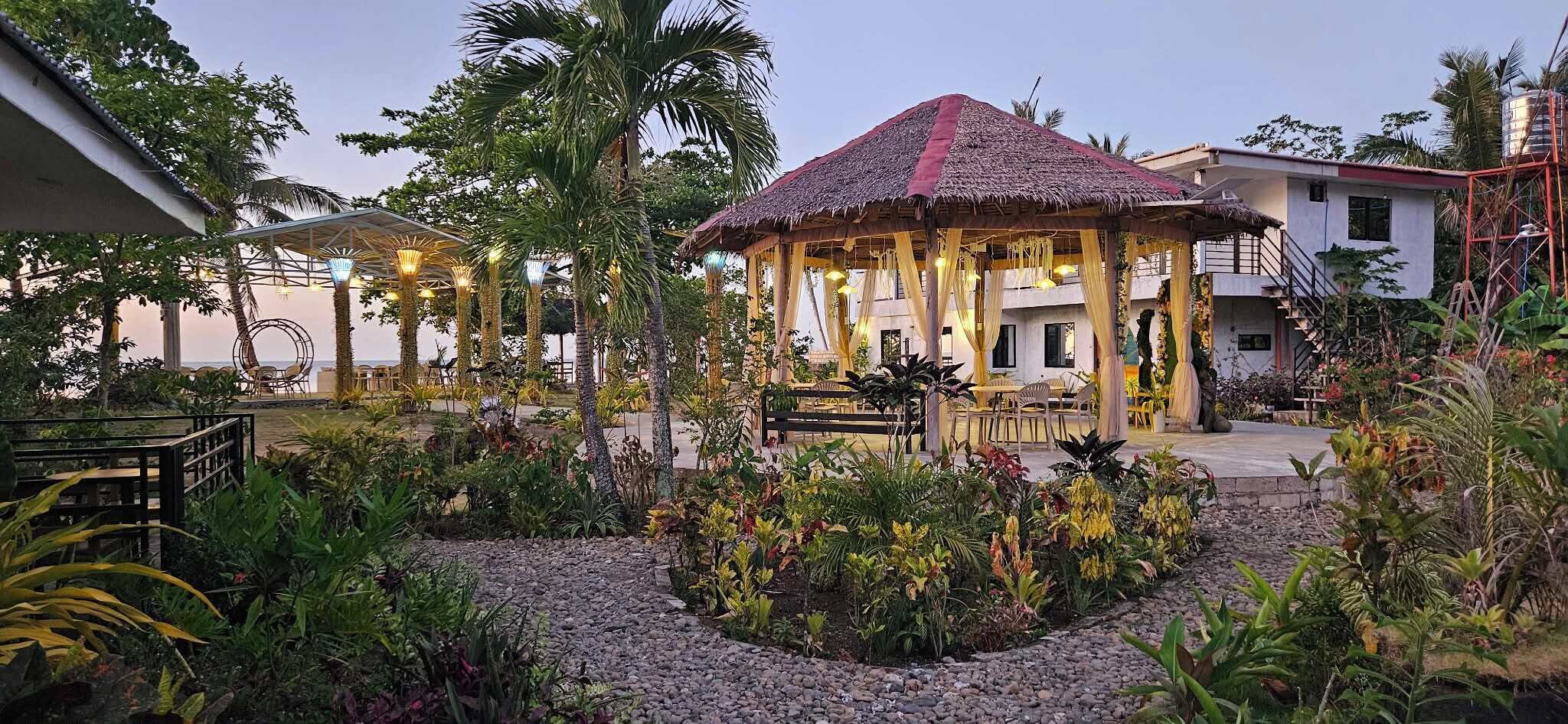 Mặt tiền nơi lưu trú - ban đêm