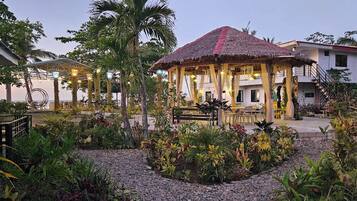 Mặt tiền nơi lưu trú - ban đêm