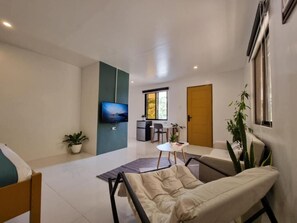 Habitación Deluxe, balcón, vista al mar | Área de sala de estar