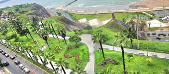 Miraflores Luxury Skytop Oceanview Apart