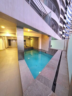 Outdoor pool, open 8:00 AM to 10:00 PM, pool loungers - Miraflores Luxury Skytop Oceanview Apart (Lima)