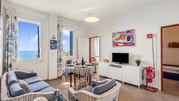 Appartamento Standard, camere multiple, 2 bagni, fronte mare (Appartamento Nel Verde Due Passi Dal) | Area soggiorno | TV a schermo piatto, tavolo da ping pong