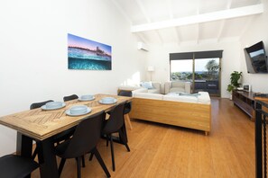 Interior - After Dune Delight - a stone's throw to the beach, short stroll to Scarborough (Scarborough)