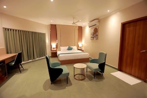 Deluxe Double Room | Bathroom - KANOVA Luxury Riverside Resort (Chalakudy)