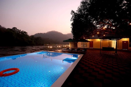 Außenpool. KANOVA Luxury Riverside Resort