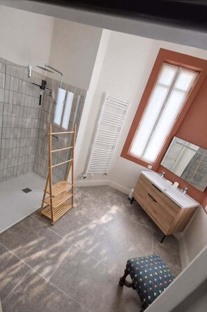 Douche, sèche-cheveux, serviettes fournies
