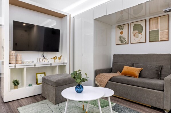 TV - Sleeps 3 | Cleveland Clinic + University Circle (Cleveland)