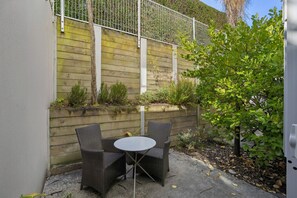 Outdoor dining - Central Queenstown Retreat | Walk to Town Centre (Queenstown)