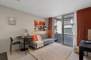 TV - Central Queenstown Retreat | Walk to Town Centre (Queenstown)