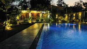 4 outdoor pools