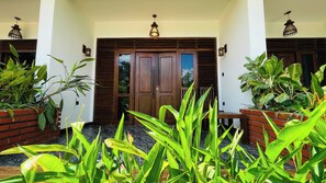 Quarto quádruplo família, vista para a piscina | Detalhe da fachada