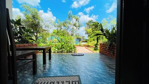 Quarto quádruplo família, vista para a piscina | Terraço/pátio