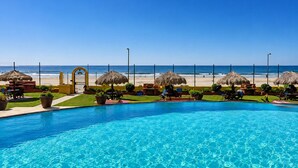 Une piscine avec vue sur la plage et l’océan.