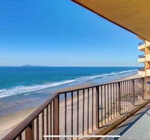 Beach - Oceanfront Furnished Retreat. Amazing 2bd/2ba condo in Playas de Rosarito near (Playas de Rosarito)