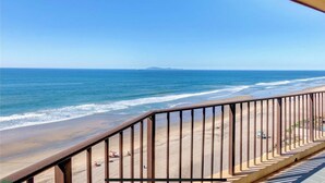 Plage, chaises longues, serviettes de plage