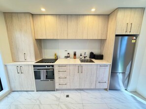 Fridge, oven, stovetop, dishwasher - Central 2 Bedroom Townhouse with Private Yard (Christchurch)
