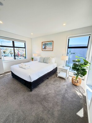 2 bedrooms, iron/ironing board, WiFi, bed sheets - Central 2 Bedroom Townhouse with Private Yard (Christchurch)