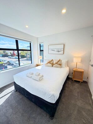 2 bedrooms, iron/ironing board, WiFi, bed sheets - Central 2 Bedroom Townhouse with Private Yard (Christchurch)
