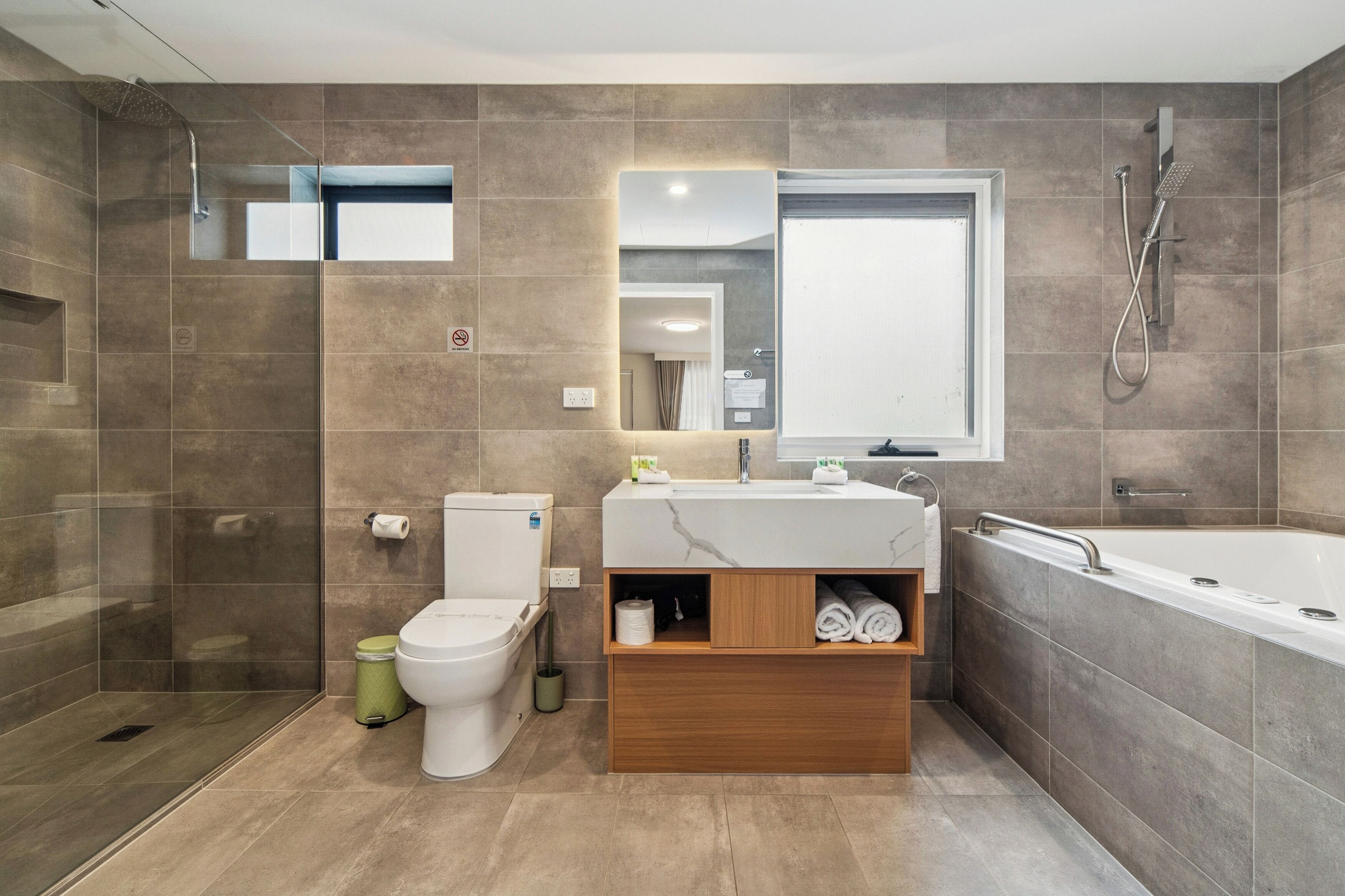 Superior Quadruple Room | Bathroom