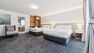Habitació quàdruple superior | Escriptori i espai de treball apte per a portàtils