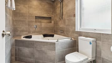 Luxury Double Room | Bathroom | Shower, hair dryer, towels, soap