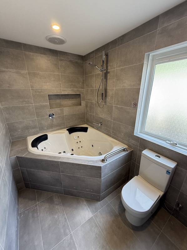 Luxury Double Room | Bathroom | Shower, hair dryer, towels, soap