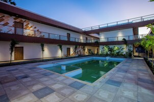 Una piscina al aire libre