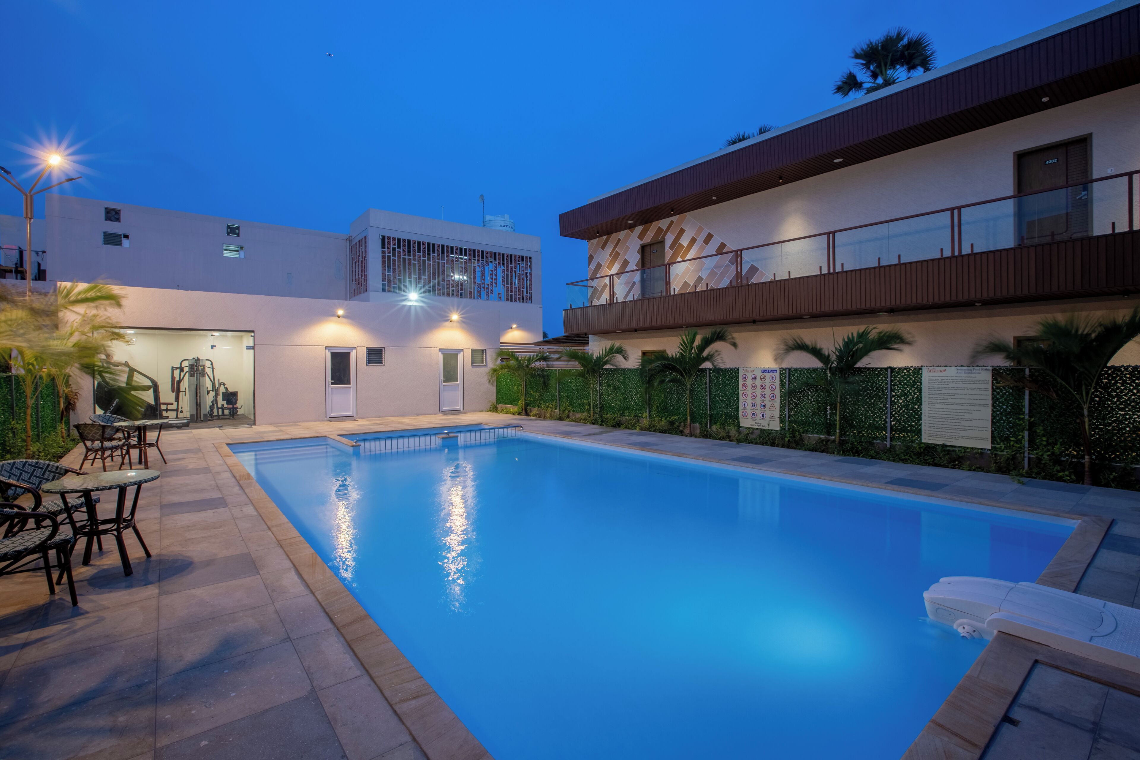 Una piscina al aire libre
