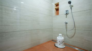 Deluxe Room | Bathroom