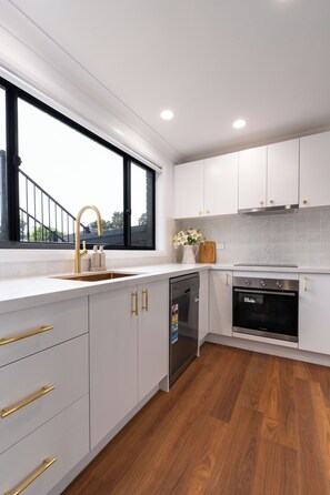 Microwave, oven, stovetop, dishwasher - Spacious and clean centrally located house!
Newly renovated with great finishes. (Narellan)