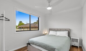 Tabla de planchar con plancha, wifi y ropa de cama